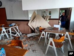 Salah satu bangunan yang rusak akibat gempa di Ambon, Maluku, 26 September 2019..