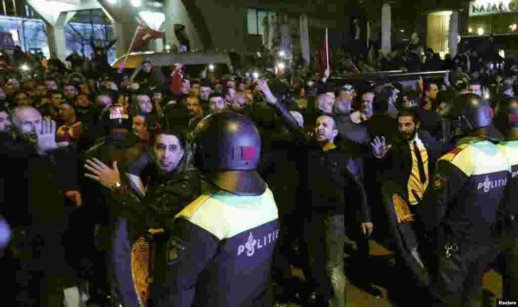 Polisi mulai membubarkan demonstrasi di luar konsulat Turki di Rotterdam, Belanda (11/3). (Reuters/Yves Herman)