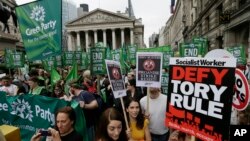 Manifestantes reunidos frente al Banco de Inglaterra en Londres, durante una protesta contra el gobierno conservador.