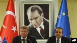 Ο τούρκος Υπουργός αρμόδιος για θέματα ΕΕ, Εγκεμέν Μπαγίς και ο Επίτροπος για θέματα Διεύρυνσης της ΕΕ, Στέφαν Φίλε.