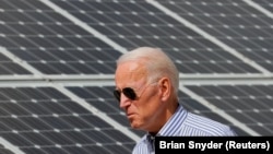 2019年6月4日，在美國新罕布什爾州普利茅斯，拜登參觀“普利茅斯地區可再生能源計劃”時走過太陽能電池板。民主黨人拜登在2020年11月當選美國總統。