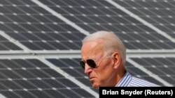지난 2019년 6월 조 바이든 당시 미국 민주당 대선 경선 후보가 뉴햄프셔주 플리머스에 설치된 태양광 패널을 둘러보고 있다.