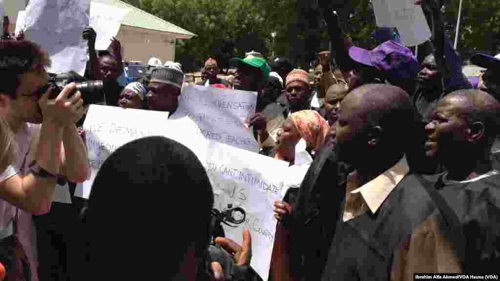 Mutane a wurin zanga-zangar kira ga gwamnati da ta kubuto da mata ‘yan makaranta da aka sace a Chibok, a Maiduguri, alhamis 22, ga Mayu 2014.