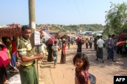 ကုတုပလောင် ဒုက္ခသည်စခန်းတွင်းက ရိုဟင်ဂျာဒုက္ခသည်အချို့။ (မေ ၁၅၊ ၂၀၂၀)