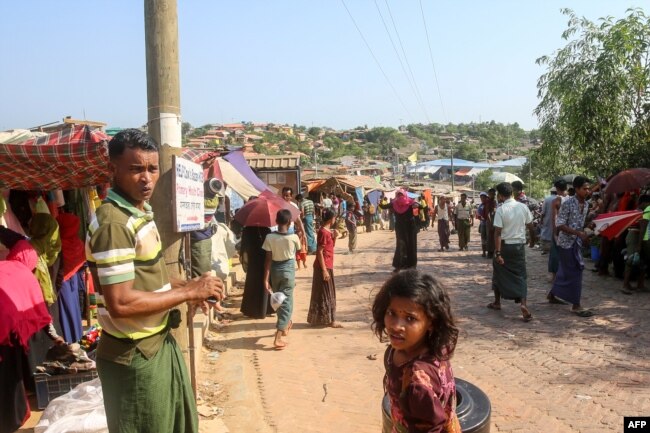 ကုတုပေလာင္ ဒုကၡသည္စခန္းတြင္းက ႐ုိဟင္ဂ်ာဒုကၡသည္အခ်ဳိ႕။ (ေမ ၁၅၊ ၂၀၂၀)