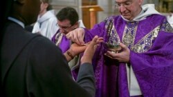 En París, fieles reciben la sagrada comunión en sus manos durante una misa celebrada en la iglesia de San Francois Xavier, el domingo 1 de marzo de 2020. El arzobispo de París ha pedido a todos los párrocos de la capital francesa que cambien la forma en que administran la comunión para contrarrestar la propagación del coronavirus. El arzobispo dijo que un sacerdote de París dio positivo por el virus el viernes después de regresar de Italia.