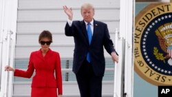 Presiden AS, Donald Trump, dan Ibu Negara, Melania tiba di bandara Orly, selatan Paris, hari Kamis, 13 Juli 2017 (foto: AP Photo/Thibault Camus)