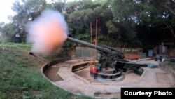 在台灣軍隊9月25日舉行的反登陸演習中，國軍最大口徑的240榴彈砲進行實彈射擊。 （圖片來源：台灣國防部）