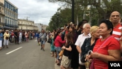 古巴民众在哈瓦那街头沿街等待美国总统奥巴马的到来。（美国之音海伦拍摄）