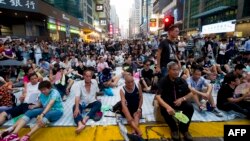 Sentada en la calle principal del distrito comercial Mong Kok en Hong Kong, el martes 30 de septiembre.