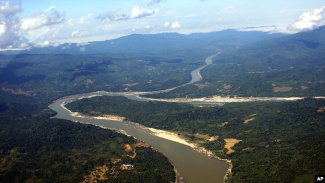 缅甸北部克钦邦的伊洛瓦底江。克钦邦的人和环保团体说密松水电站会损害伊洛瓦底江（2009年）