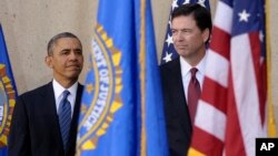 Presiden AS Barack Obama saat memperkenalkan James Comey (kanan) sebagai Kepala FBI yang baru, Senin (28/10).
