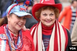 Trump supporters Deana Hurd (left) and Sharon Hurd traveled to Washington from Tennessee to attend the inauguration, Jan. 20, 2017. (Photo: Yahya Ahmed - VOA Kurdish service)