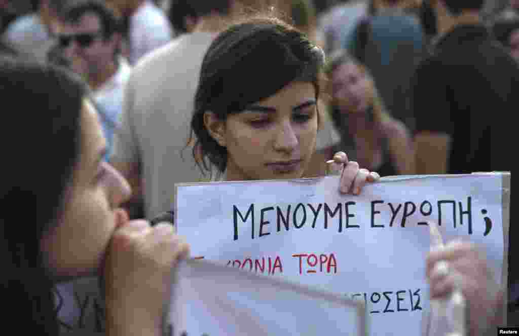 یونان کی حکومت نے گزشتہ ہفتے بینکوں کی بندش اور کھاتاداروں پر یومیہ 60 یورو تک کی رقم اے ٹی ایم مشینوں سے نکالنے کی پابندی کی مدت کو بڑھا دیا تھا۔