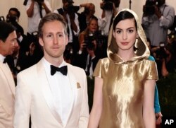 Adam Shulman, left, and Anne Hathaway arrive at The Metropolitan Museum of Art's Costume Institute benefit gala celebrating "China: Through the Looking Glass" on May 4, 2015, in New York.