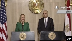 Foto yang diambil dari televisi pemerintah Mesir ini menunjukkan Menlu AS, Hillary Rodham Clinton (kiri) mendampingi Menlu Mesir Mohammed Kamel Amr (kanan) dalam memberikan keterangan pers terkait gencatan senjata Israel-Hamas di Kairo, Mesir (21/11). 