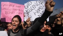 21일 인도 자무에서 성범죄자에 대한 강력한 처벌을 요구하는 시위대.