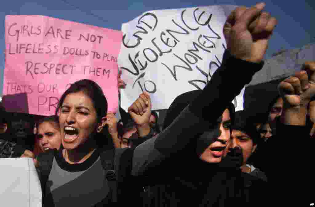 인도 잠무에서 플래카드를 들고 가해자의 강력한 처벌을 요구하며 항의 시위를 벌이는 학생들