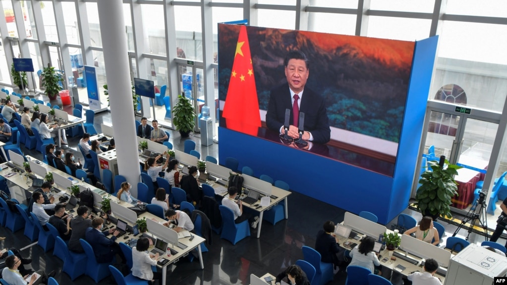 采访博鳌论坛的记者们在媒体厅观看屏幕上显示的中国国家主席习近平在开幕式上讲话。（2021年4月20日）(photo:VOA)