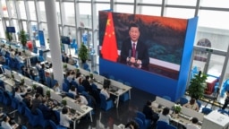 采访博鳌论坛的记者们在媒体厅观看屏幕上显示的中国国家主席习近平在开幕式上讲话。（2021年4月20日）