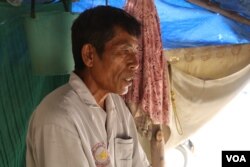 លោក មិត្ត ឈឿ អាយុ៦៥ឆ្នាំ ផ្តល់បទសម្ភាសន៍ដល់ VOA នៅក្នុងខ្ទមមួយ នៅលើដីស្រែរបស់លោក ក្នុងភូមិបឹងរាំង ឃុំអូរម៉ាល់ ខេត្តបាត់ដំបង។ (ស៊ុន ណារិន/VOA Khmer)