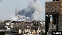 今年早些时候叙利亚拉卡伊斯兰国武装顽抗的据点升起浓烟