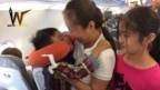 Blogger Mẹ Nấm và hai con trên máy bay. Photo Facebook Lê Đại Triều Lâm.