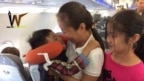 Blogger Mẹ Nấm và hai con trên máy bay. Photo Facebook Lê Đại Triều Lâm