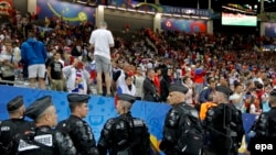 Des policiers français surveillent la tribune où sont assis les supporters de la Russie après des violences lors du match entre l’équipe russe et le Pays de Galles lors de l’Euro 2016, au Stade Municipal de Toulouse, France, 20 juin 2016. epa / RUNGROJ Y