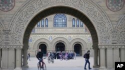 學生走過美國斯坦福大學的校園。（資料照片） 