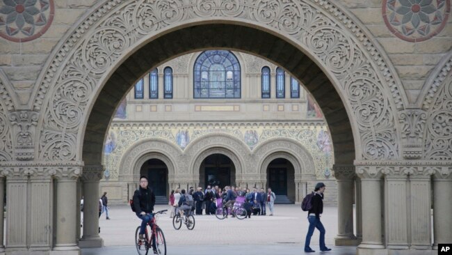 学生走过美国斯坦福大学的校园。（资料照片）
