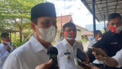 Kepala BNPT Komjen Boy Rafli Amar saat memberikan keterangan PERS kepada wartawan di Poso, Sulawesi Tengah, Rabu (12/8). (Foto: VOA/Yoanes Litha)