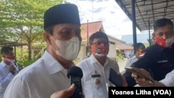 Kepala BNPT Komjen Boy Rafli Amar saat memberikan keterangan PERS kepada wartawan di Poso, Sulawesi Tengah, Rabu (12/8). (Foto: VOA/Yoanes Litha)