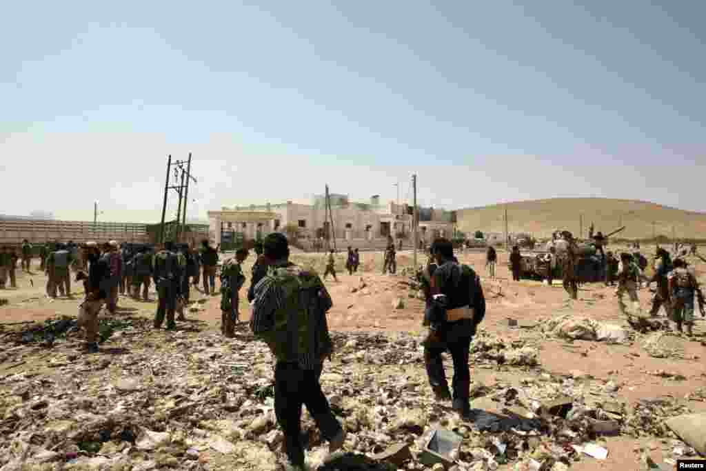 Free Syrian Army fighters deploy in Aleppo's town of Khanasir after seizing it, August 26, 2013. 