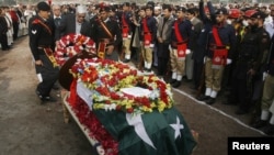 صوبہ خیبر پختونخوا کے سینیئر صوبائی وزیر بشیر احمد بلور کو پشاور میں سید حسن پیر قبرستان میں سپرد خاک کردیا گیا