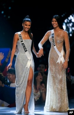 Miss Venezuela Sthefany Gutiérrez (derecha) y Miss South Africa Tamaryn Green son vistas cuando se anunciaba que Green era una de las tres contendientes al título de Miss Universo el 17 de diciembre de 2018 en Bangkok, Tailandia.