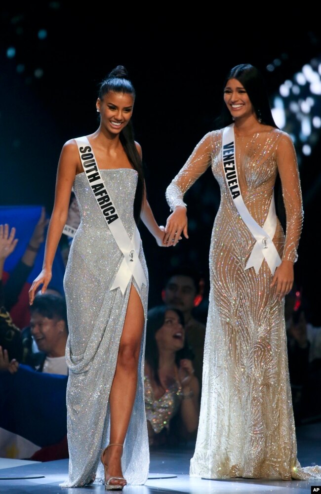 Miss Venezuela Sthefany Gutiérrez (derecha) y Miss South Africa Tamaryn Green son vistas cuando se anunciaba que Green era una de las tres contendientes al título de Miss Universo el 17 de diciembre de 2018 en Bangkok, Tailandia.