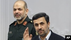 아흐마드 바히디 이란 국방장관(왼쪽)과 마무드 아마디네자드 이란 대통령. (자료사진)