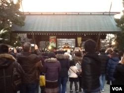 新年伊始到靖国神社参拜的人群(美国之音小玉拍摄)