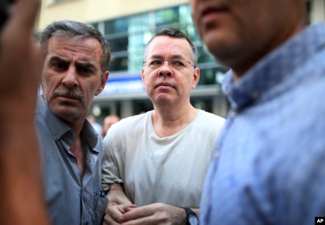 Mục sư người Mỹ Andrew Brunson (giữa) hiện đang bị Thổ Nhĩ Kỳ giam cầm.