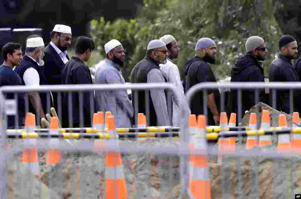 حکام کا کہنا ہے کہ منگل کی شام تک 21 لاشوں کی شناخت ہوچکی ہے جن کی لواحقین کو حوالگی کا سلسلہ شروع کردیا گیا ہے۔ دیگر لاشوں کی شناخت بدھ کی رات تک مکمل ہونے کا امکان ہے۔