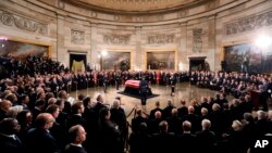美國前總統喬治·H·W·布殊的靈柩停放在華盛頓國會圓形大廳，供民眾瞻仰（2018年12月3日）。布殊上週五晚在他的家鄉德克薩斯州去世，享年94歲。