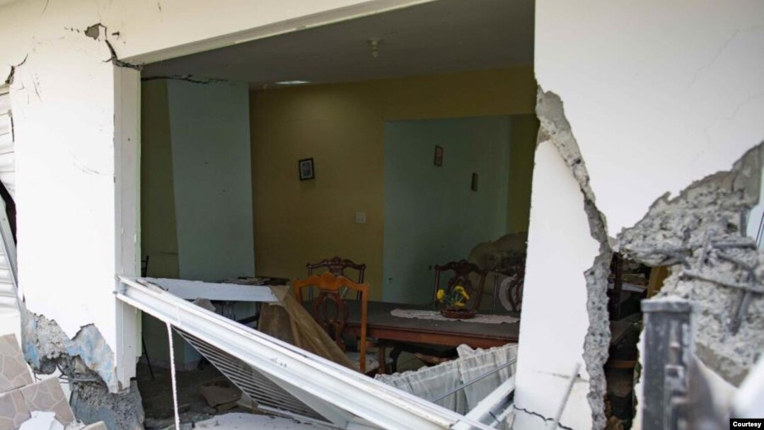 Resultado de imagen para Un sismo de magnitud 5,8 sacudió Puerto Rico en la madrugada del lunes, provocando pequeños deslaves, cortes en el suministro eléctrico y graves grietas en algunas viviendas.