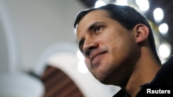 FILE PHOTO: Le leader de l'opposition Juan Guaido, qui s'est autoproclamé président du Venezuela par intérim, participe à une messe à Caracas, le 27 janvier 2019. 
