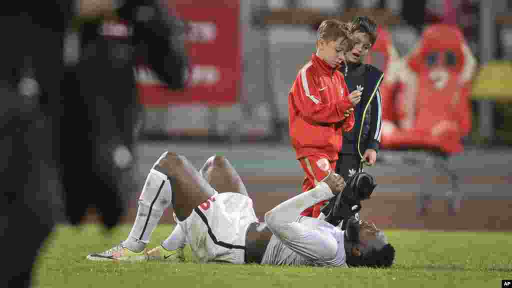 Romania Player CollapsedHarlem Gnohere de Dinamo Bucarest, couché sur son dos sur la pelouse, pleure après son coéquipier Patrick Ekeng du Cameroun mort après s'être effondré lors d'un match de championnat à Bucarest, Roumanie, le vendredi 6 mai 2016, (AP