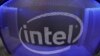 Logo Intel di sebuah komputer gaming yang dipamerkan di pameran peralatan gaming di Los Angeles, California, 11 Juni 2019. (Foto: Mike Blake/Reuters)
