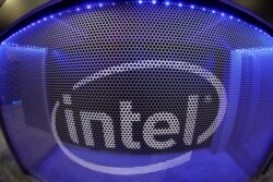 Logo Intel di sebuah komputer gaming yang dipamerkan di pameran peralatan gaming di Los Angeles, California, 11 Juni 2019. (Foto: Mike Blake/Reuters)