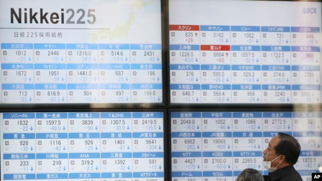 Mercado de valores en Tokio, que volvieron a sucumbir debido a los bajos precios del petróleo.