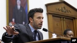 O voluntarismo de Ben Affleck está para a República Democrática do Congo, como o de George Clooney está para o Darfur, no Sudão - Fotografia do actor americano na sua audiência no Congresso dos Estados Unidos. Dec - 2012