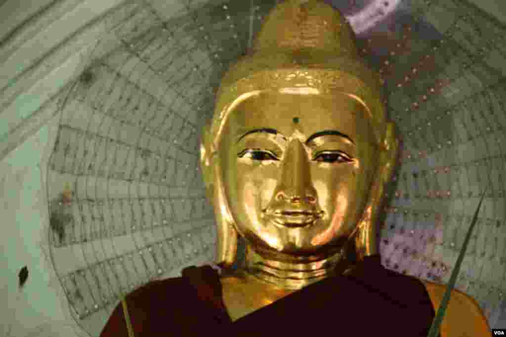 A Buddha statue at Shwedegon Pagoda, Rangoon, Burma, November 22, 2012. (D. Schearf/VOA)